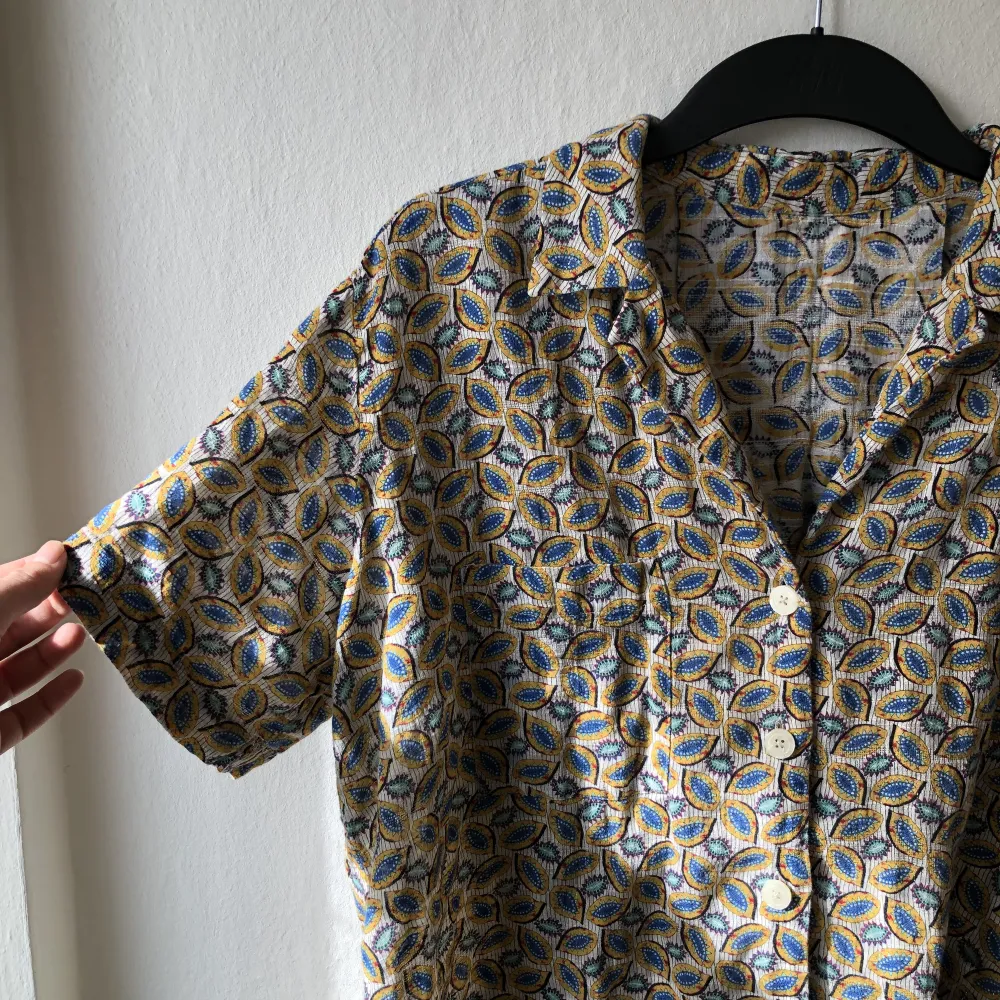 Snygg vintage sommarskjorta, med lite glittrigt inslag i tyget. Skjortor.