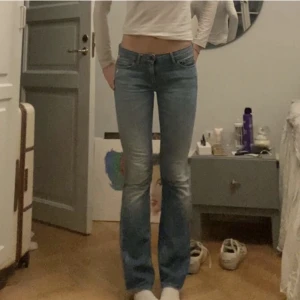 Lågmidjade jeans - Lågmidjade jeans från replay  Storlek 26/32 Toppen skick  (Lånade bilder från förra säljaren)