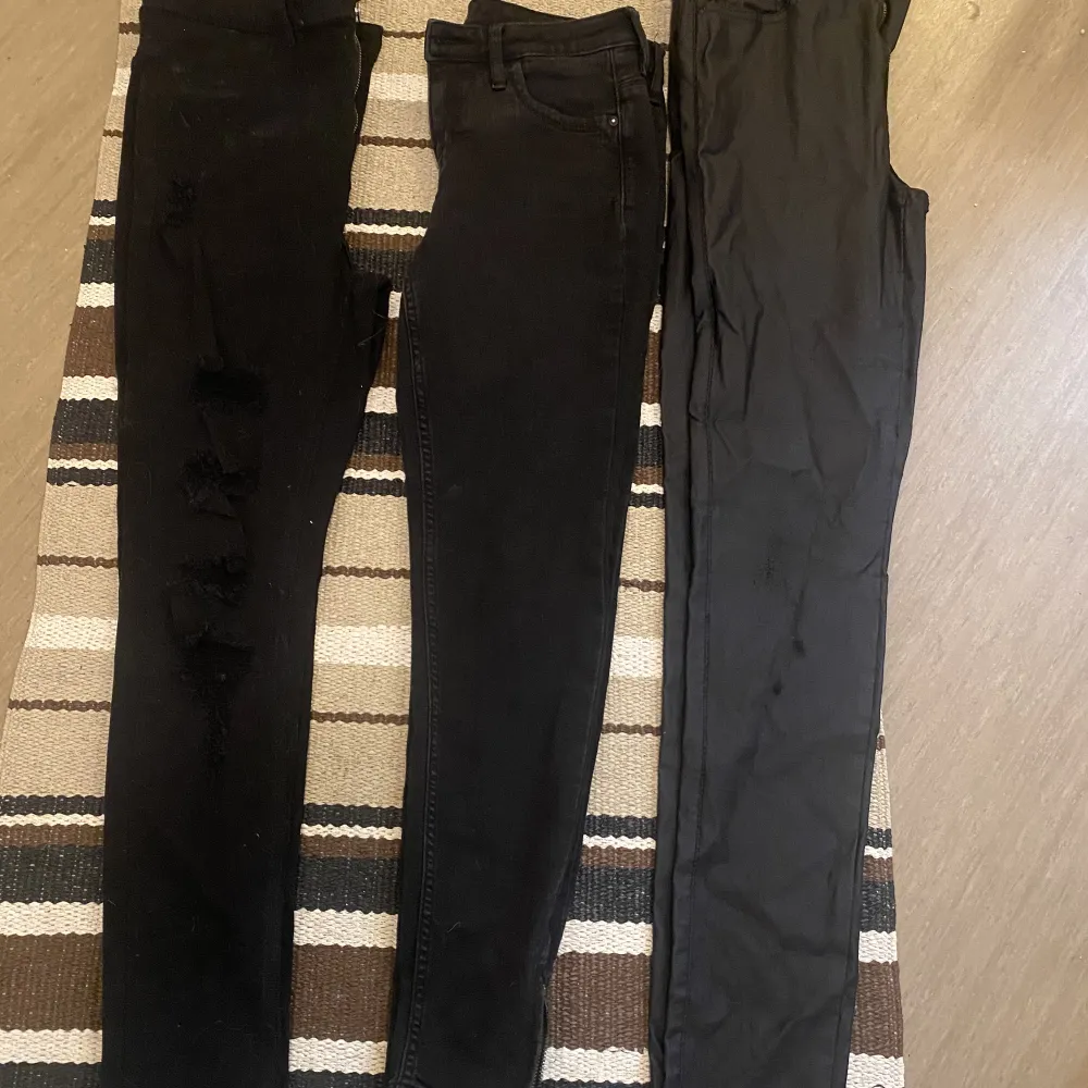 längst till höger: skinn byxor från Only, använt skick, se andra bilden. Stl M/34 mitten: mörkgrå/svarta jeans från Only. Oanvända, stl M/32. vänster: svarta jeans med slitning. Lappen kvar, oanvända. Stl 40, men passar på mindre. 200kr st/alla för 500kr. Jeans & Byxor.