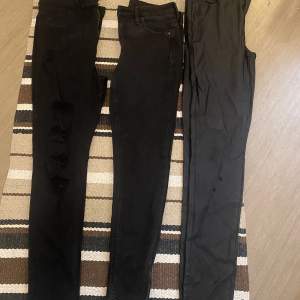 längst till höger: skinn byxor från Only, använt skick, se andra bilden. Stl M/34 mitten: mörkgrå/svarta jeans från Only. Oanvända, stl M/32. vänster: svarta jeans med slitning. Lappen kvar, oanvända. Stl 40, men passar på mindre. 200kr st/alla för 500kr