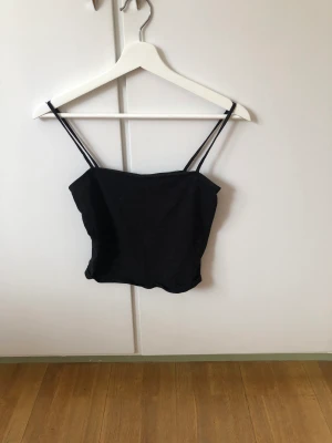 Linne - Svart baslinne från HM, perfekt till sommaren. Använt fåtal gånger, i bra skick. Storlek S.