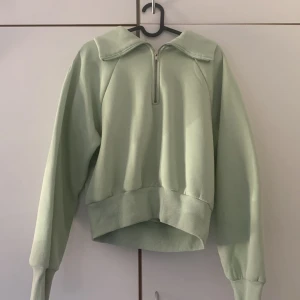 Sweater Gina Tricot - Grön tröja med dragkedja. Tröjan är helt oanvänd endast testad i affär, prislappen är kvar och den är i nyskick. 