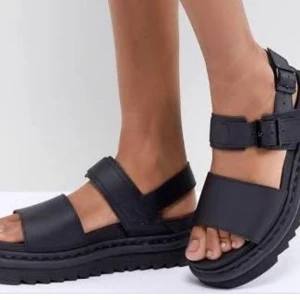 Äkta Dr.Martens sandaler - Supertrendiga och bekväma sandaler från Dr.Martens! Köpta för 1300kr och i mycket gott skick. Första bilden lånad, tveka inte att be om fler bilder! 🌟