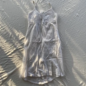 Klänning virkad  - Så söt klänning med virkat tyg vid bysten. Uppskattar storleken till S. Deflekter: två ”hål” (bild 3). Köps via Swish eller köp nu 💋