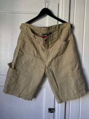 Cargo shorts, kickers - Storlek 34 Cargo med fickor Märket är Kickers. Väldigt bra skick, knappt använda 