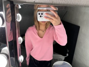 Stickad  - En rosa stickad i storlek s och är i fint skick 