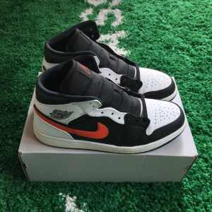 Air jordan 1 mid chile red - Size US 11 = EU 45. Condition 6/10. Replacement box. Buyer pays the shipping cost. For more information please go visit @xhibitshop on instagram.