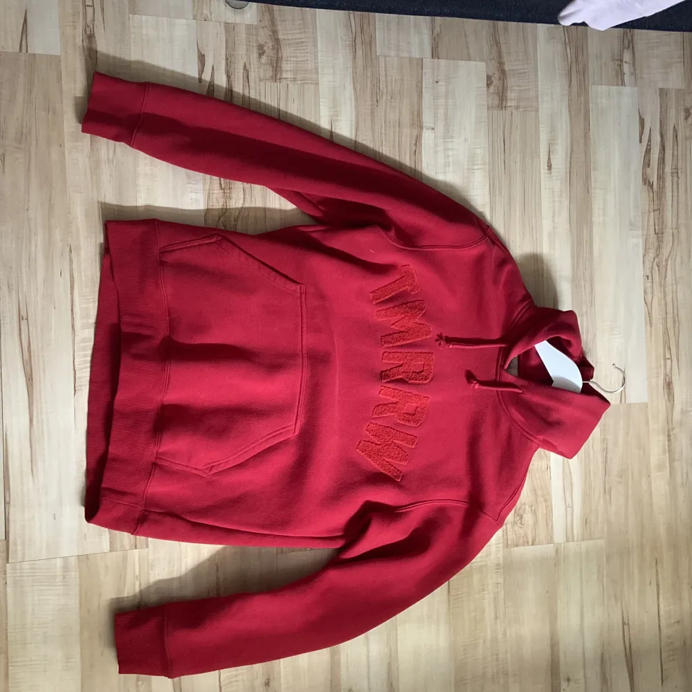 Från HMs sidebrand TMRW. Najs röd hoodie med sån fuzzy material på texten. Asbekväm och är lite tjockare/tyngre! Inga defekter. Hoodies.