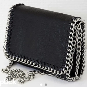 Tiamo Väska - Säljer denna tiamo väskan💋den har inga större defekter då den knappt är använd🫶🏼