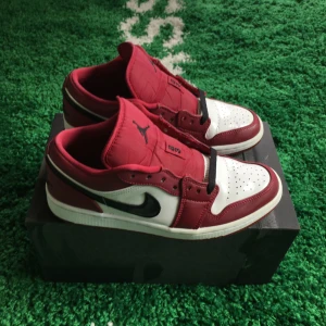 Air jordan 1 low noble red - Size US 7 = EU 40. Condition 7/10. Replacement box. Please send a message before buying.