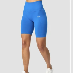 Träningsshorts - Säljer dessa oanvända och slutsålda shorts från ICIW 🤍 Storlek M men passar också som en S. Köpta nyligen för 549🙌🏼 