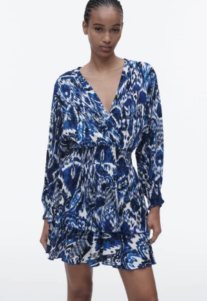 Zara klänning - Kollar intresset på denna blåa klänningen från zara som är helt slutsåld. Säljer då den inte satt som jag ville. Snabb affär, nypris 399 helt oanvänd i original förpackningen. Direktpris: 370 inkl frakt, postar alltid inom 2 dagar! 