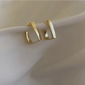 Guldpläterat geometric c shape örnhänge.  - Guldpläterat geometric c shape örnhänge. Frakt: 15 kr