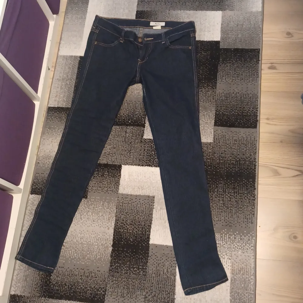 Lågmidjade jeans i storlek 165/74A. Sitter ungefär som en xs. Jeans & Byxor.
