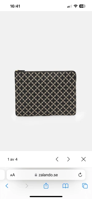 Datorväska by Malene Birger - Datorväska från by Malene Birger. Använt i många år men fortfarande i väldigt bra skick! Ordinarie pris, 1345k :- Köparen står för fraktkostnaden.  27x37 i mått, MacBook + mer får plats❤️‍🔥