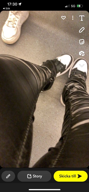 JORDAN 1 "BLACK MEDIUM GREY" LOW - Köpte dessa skor för en vecka sen,  tyckte de var för små för jag tog ett storlek mindre.