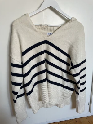 stickade tröjor - Första bilden: vit och marinblå randig stickad tröja med v ringning från zara i S andra bilden: svart och vit randig från bikbok i xs (priset visar för en tröja, båda kan köpa för 400kr+frakt)