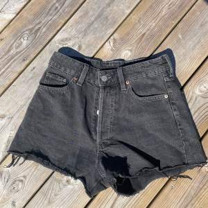 Säljer dessa jättefina gråa jeans-shorts från H&M eftersom att dom är för små. Dom är i jätte bra skick med flera knappar och perfekta till sommaren. 