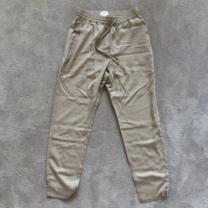 Linnebyxor  - Perfekta till sommaren. Bra kvalitet och skick. Säljer för jag behöver pengar 😍❤️