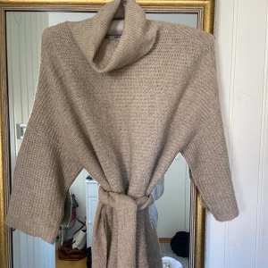 Stickad tröja - Så snygg beige stickad tröja med knytning i midjan 💕