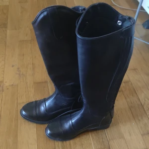 Ridstövlar  - Fina ridstövlar obetydligt använda 