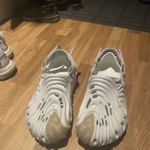 Salehe Bembury c Crocs - Crocs c Salehe Bembury, Stratus Storlek 41 men en storlek stora imo Sparsamt använda så är i bra skick