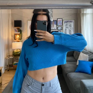 Blå stickad 🩻🩻🩻 - Blå stickad från hm!!! Croppad och så najs till lågmidjat😈😈😈