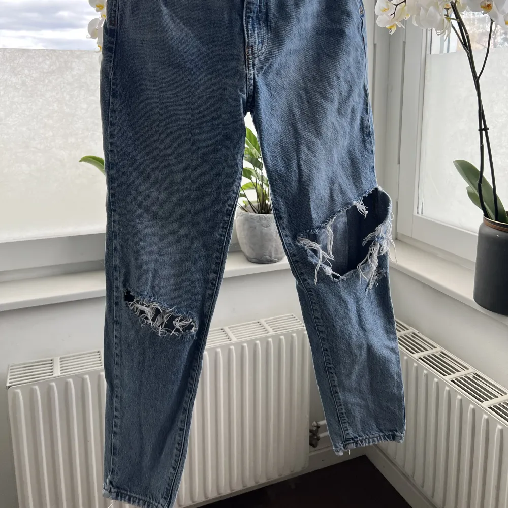 Super snygga jeans från Gina 😍😍  Använda några gånger, men nästan som ny skick 😍  Säljer då dom är för små för mig nu!  Storlek: 32 . Jeans & Byxor.