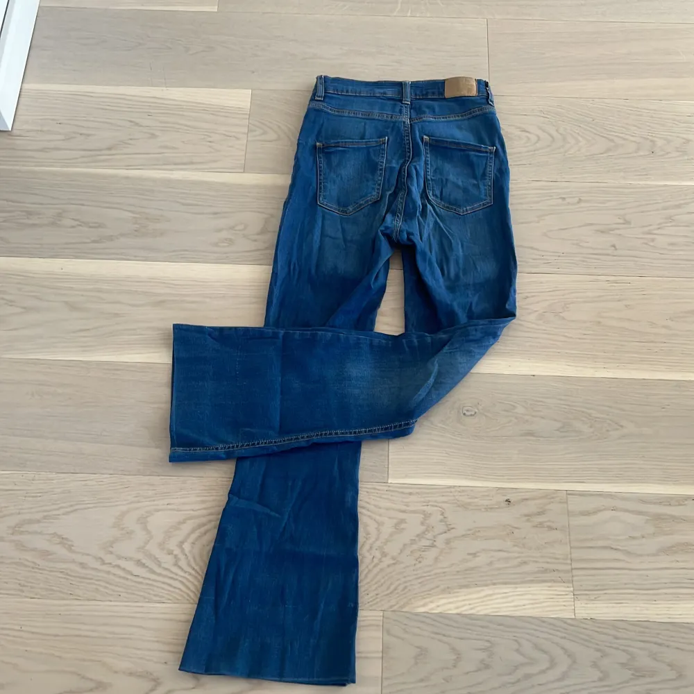 Super fina byxor som är från Bubbleroom som är uppsydda i benen . Jeans & Byxor.
