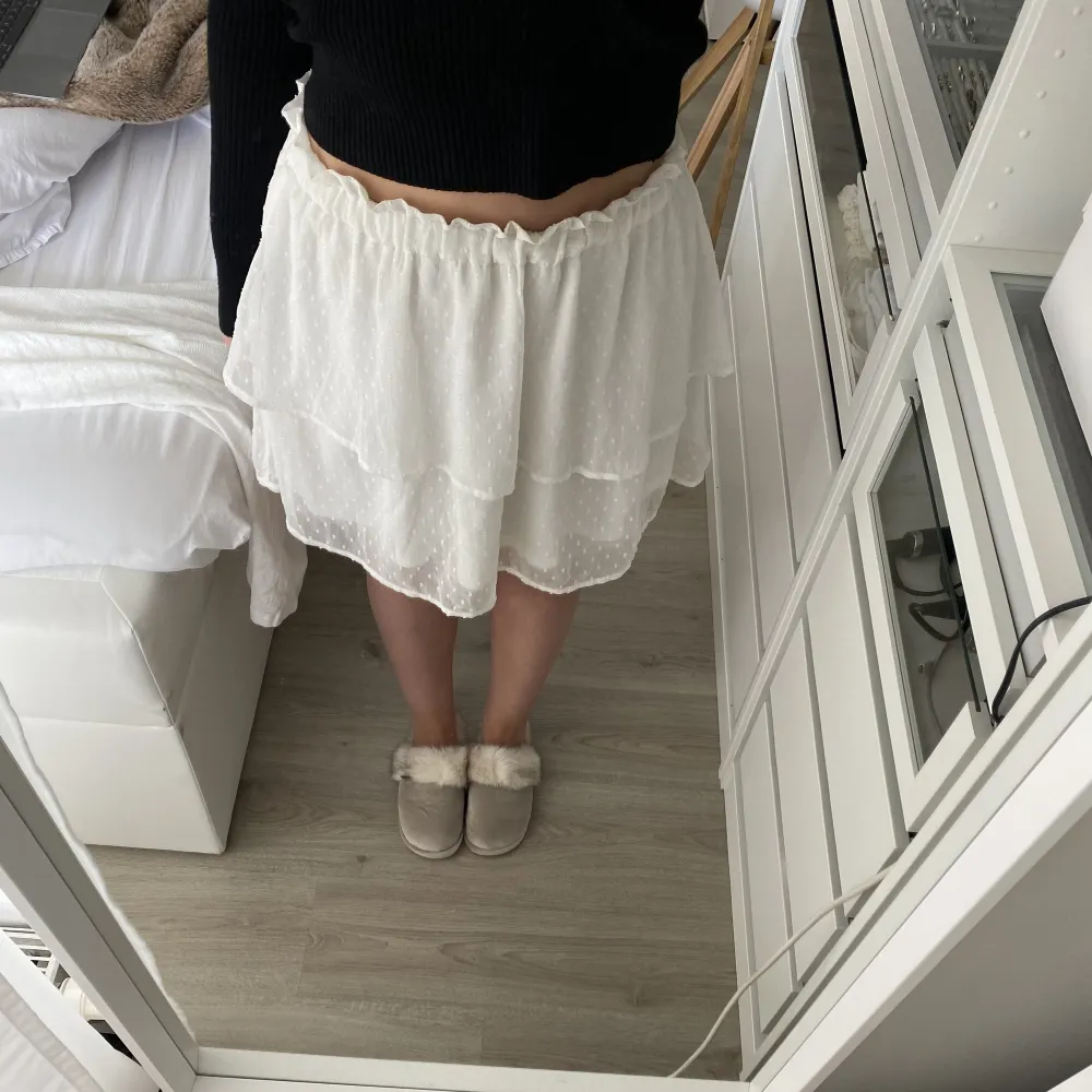 Superfin kjol perfekt till sommaren! Använd varsamt och är i mycket bra skicka, från hm men säljs inte längre🤍. Kjolar.