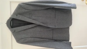 Kavaj Mango strl 50 - Exemplariskt skick, använd 2-3 gånger. Grå blazer, sitter perfekt på mig som är 185 cm och ca 75 kg