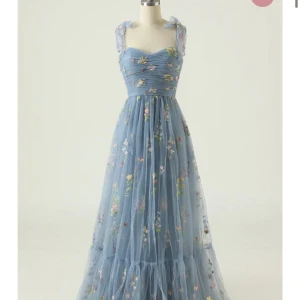Vacker blå blommig balklänning💐 - Köpte den för 1670. Den är jätte fin men säljer på grund av att den inte passade mig. Den har broderade blommor och fjärilar överallt på den och den bilden på hemsidan stämmer bra in på den.💙🦋Strlk är svårt att säga men knske 34 skriv för mer info omstrlk