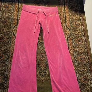 Rosa juicy byxor💗 - Ett par super snygga juicy byxor i st XS. Tyvär är de pytte lite korta för mig och jag är 170cm. Om ni har några andra frågor skriv privat. ❤️