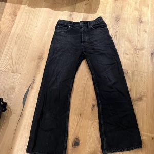 Acne jeans - Straight fit acne jeans. Sjukt feta och en as najs färg. Nypris cirka 3300kr, vid snabb affär kan jag gå ner i pris. Passar dig som är mellan 180-185 ungefär, beror på kan också passa mindre. 