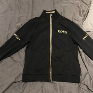 Hugo Boss Sweatshirt  - Hugo Boss sweatshirt storlek M passar också S, skick 7/10 väldigt skön och väldigt snygg, varan säljs inte längre. Säljer den för 900kr ny pris gick den för 1795kr när jag köpte den på zalando, hör av er om ni vill ha mer bilder eller andra frågor 