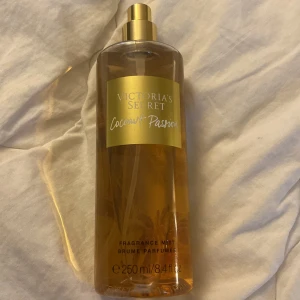 Parfym  - Parfymen är lite använd. Jag har även tappat bort locket så säljer den billigare.