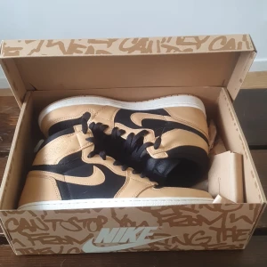 Jordan 1 retro high og brown - Den är helt ny från sc hype. Säljer på grund av för storra. Bra kvalite och dom är 100% äkta. Om ni inte tror mig gå in på sc hypes tiktok. Där vann jag dom.
