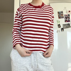 Rödvit randig t-shirt - Rödvit randig t-shirt från Monki. Storlek M