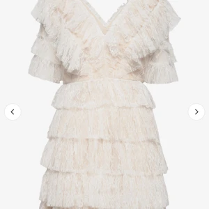 Student klänning - Tänkte sälja min studentklänning från förra året. Jätte fin och i bra skick, endast använd en gång. Köpt på by Malina för 2499kr. Pris kan diskuteras❣️