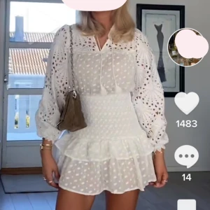 Feeling Friday Klänning - Superfin klänning från feeling friday! Perfekt till student, midsommar etc. Storlek XS men något lång för mig som är 158cm. Aldrig använd endast testad, hann tyvärr inte skicka tillbaka❤️ köpt för ca 1300kr