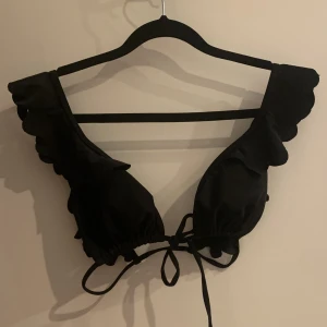 Svart bikinitopp  - Oanvänd, jättefin topp som är både justerbar i fram och bak med ett jättefint och gullit axelband.