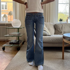 Jeans! - Snygga jeans med coola detaljer!! MIDJEMÅTT 74cm Innerbenslängden:79cm