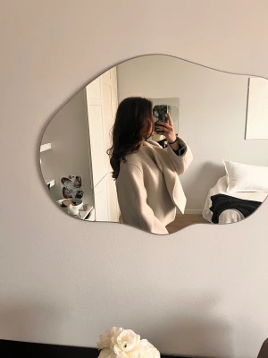 Vår/höst jacka/rock - Fin jacka köpt på H&m förra året, nypris 1800kr. Använd runt 5-10 gånger så är i helt nyskick!  Jag skulle säga att den är i en kall ”kräm vit” färg. 