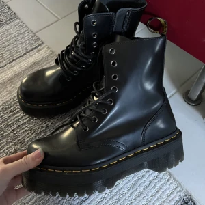Dr martens jadon  - Helt nya dr martens aldrig använda har kartongen kvar. I strl 38 jag pendlar mellan 38/39 men dessa passar i 38. 