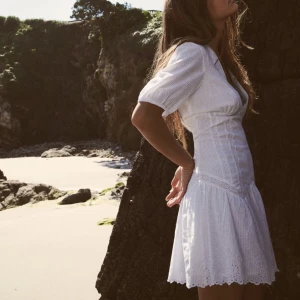 Zara klänning  - Säljer denna superfina klänning från Zara som är helt slutsåld i de mindre storlekarna då den var för stor. Skulle säga att den sitter mer som en S🌸 Så fin till studenten!!