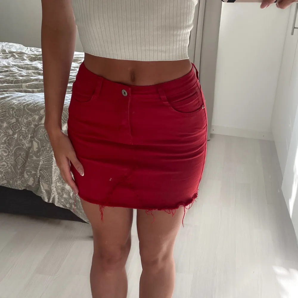 Röd jeans kjol i ett väldigt stretchigt material.. Kjolar.