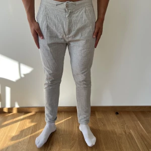 Linnebyxor, Lindeberg, size s - Nu säljer jag mina riktigt snygga Lindeberg Linnebyxor, perfekta inför sommaren!   Nypris 1200kr Knappt använda  Djur o rökfritt hem Strl S Herr 