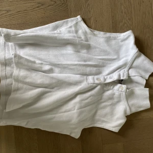 Vit brandy Melville topp - Fin vit Brandy Melville topp med krage och knappar💗även fin att ha under en tjocktröja med kragen över💕 nästan oanvänd, alltså bra skick