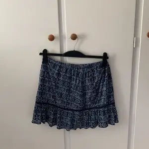 Super söt kjol som jag köpt second hand och tyvärr inte använder!! Den är stretchig i resåren och passar därför xs-m skulle jag säga💙
