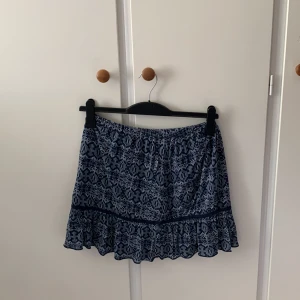 Söt kjol - Super söt kjol som jag köpt second hand och tyvärr inte använder!! Den är stretchig i resåren och passar därför xs-m skulle jag säga💙